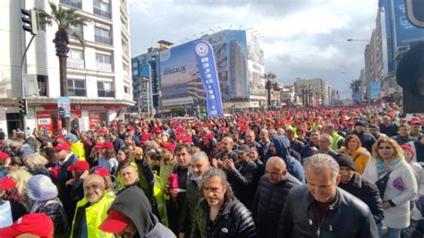 İzmir Büyükşehir Belediyesinde zam teklifi kabul görmedi İşçiler sokağa indi